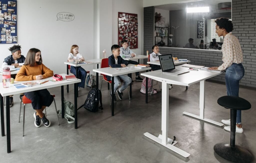 Traditional row seating layout, the setup the AmTab FishDesk2433 collaborative desk is designed to improve on