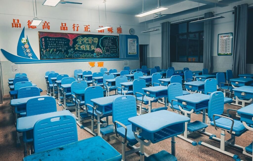 Empty rows of fixed-height school desks, contrasted with the adjustable AmTab FishDesk2433
