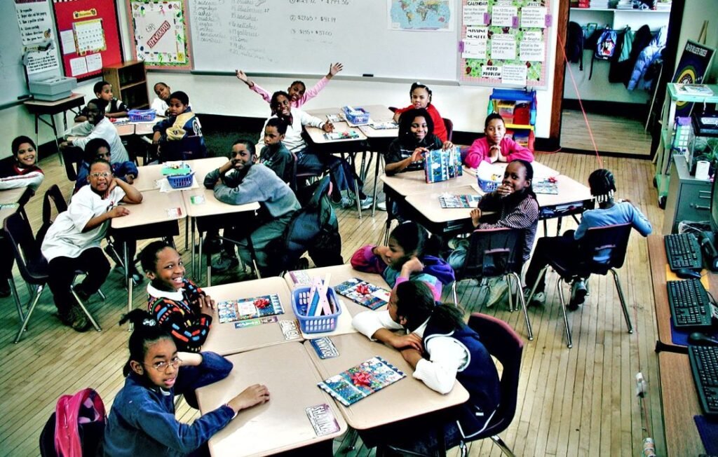 Elementary students collaborating at grouped desks, similar to AmTab FishDesk2433 pod seating