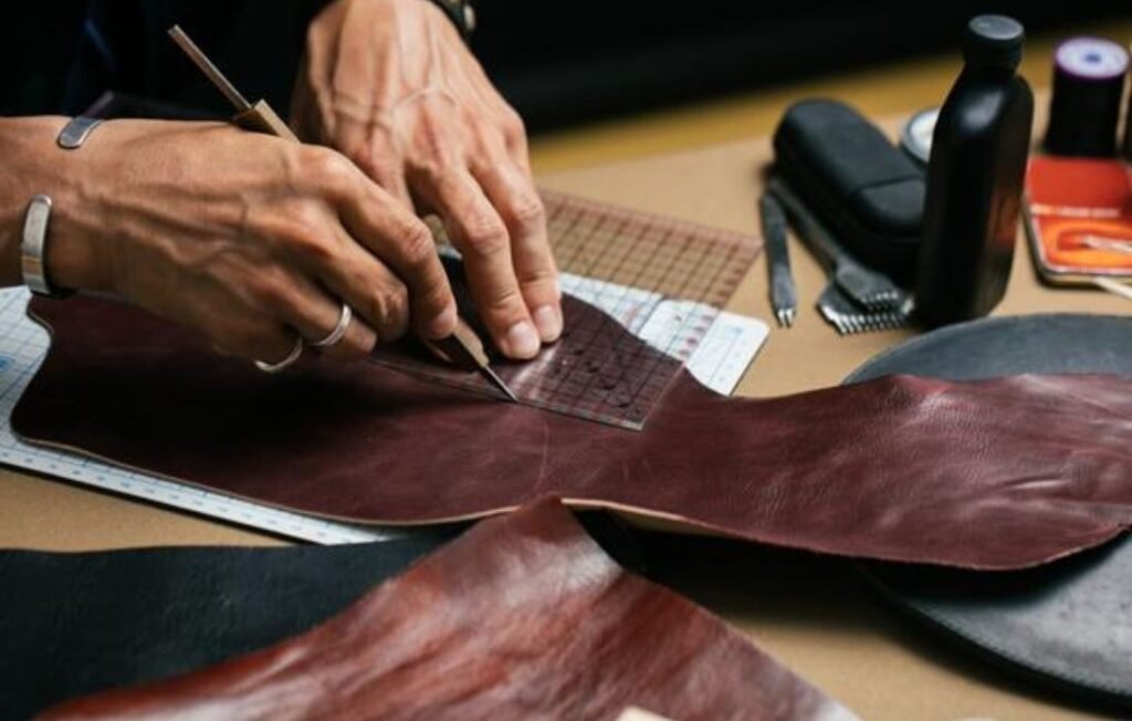Pelletteria Angelo Import Export artisan hand-cutting genuine leather for bag production
