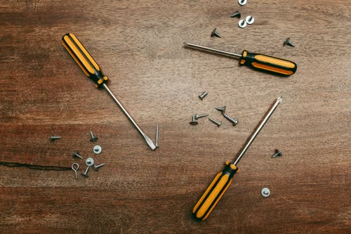 DEWALT ToughSeries SQ2 Screwdriver DWHT65011 with screws